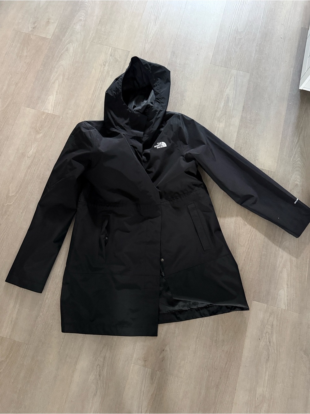 LIKE NEW! The North Face women’s Black Raincoat with Logo